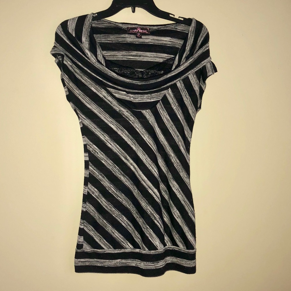 🔥BLACK&GREY STRIPED TOP🔥